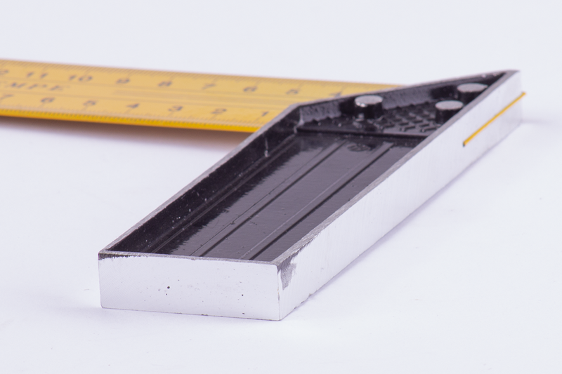 Úhelník ocelový žlutý 30 cm